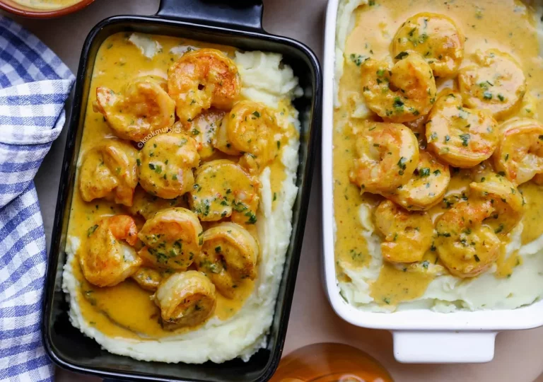 Romige aardappelpuree met garnalen geserveerd op een bord