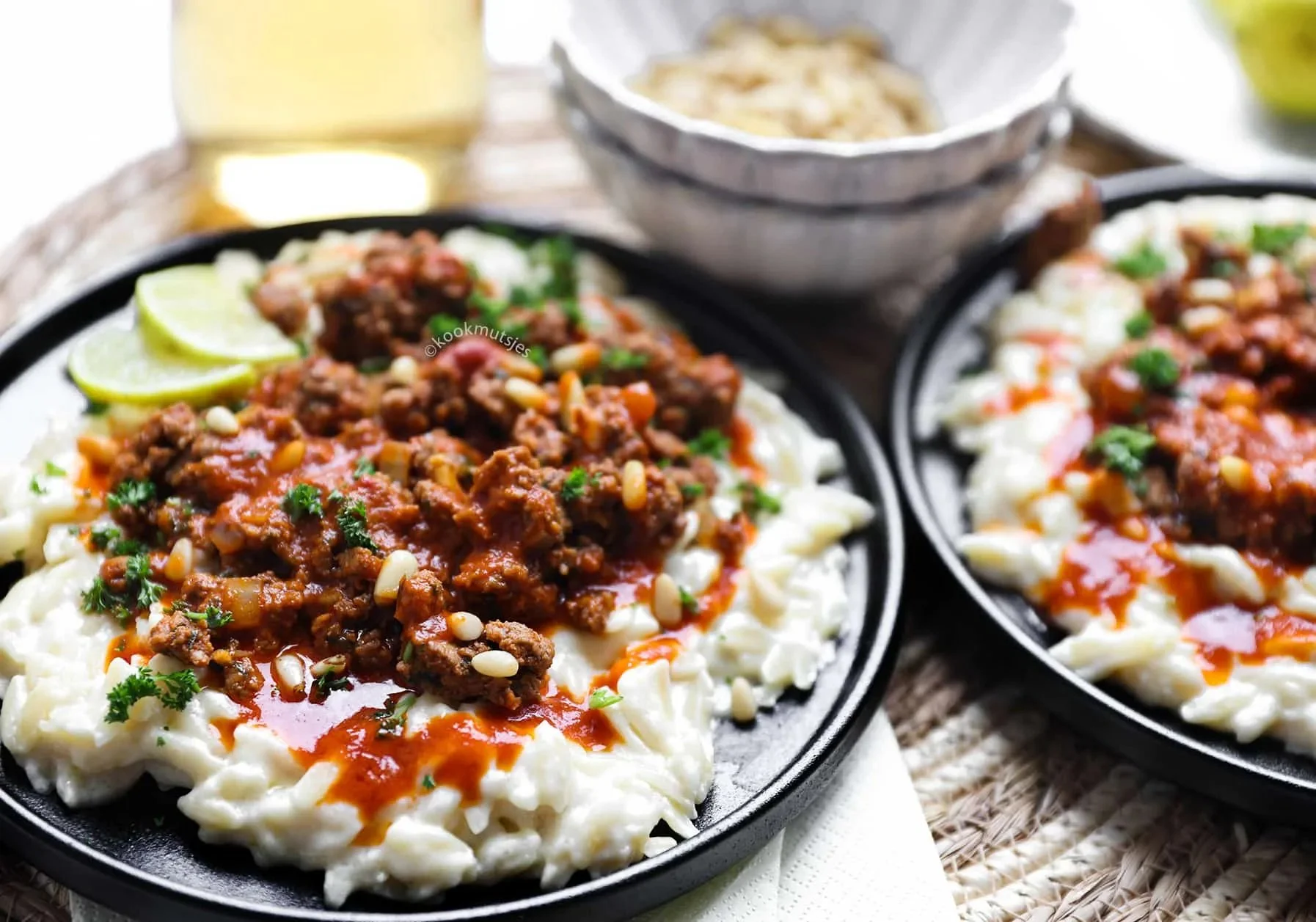 Bord met Romige Orzo met Gehakt, een heerlijk en romig gerecht.