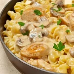 Romige pasta met kip en champignons op een mooi bord geserveerd