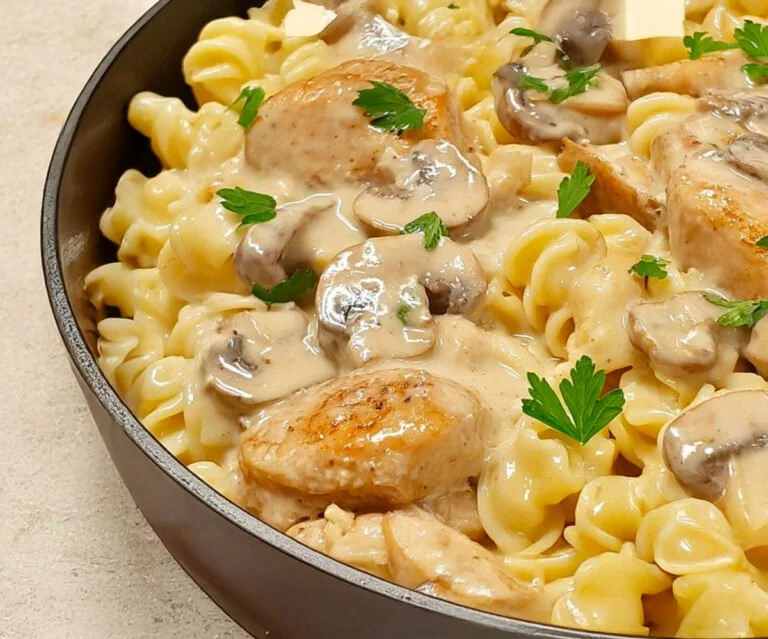 Romige pasta met kip en champignons op een mooi bord geserveerd