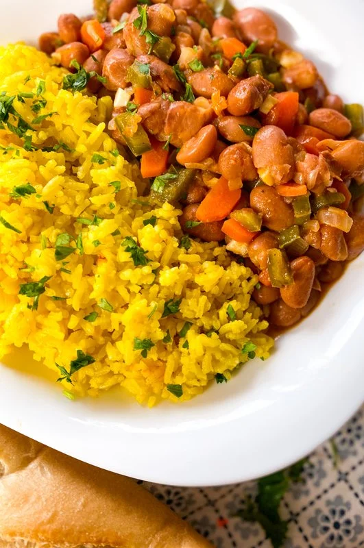 Saffraanrijst met pittige pinto bonen op een bord