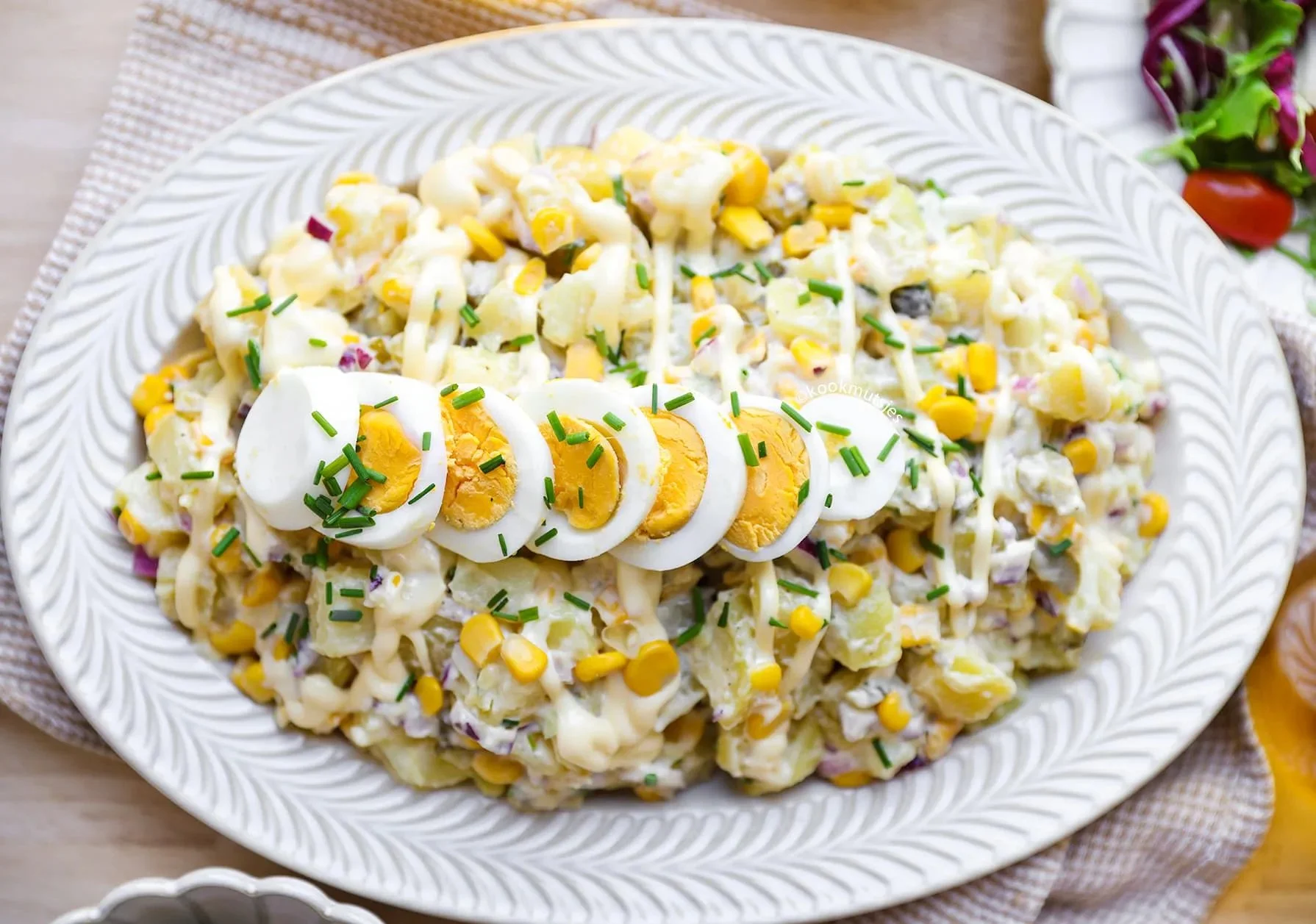 Simpele romige aardappelsalade geserveerd in een kom