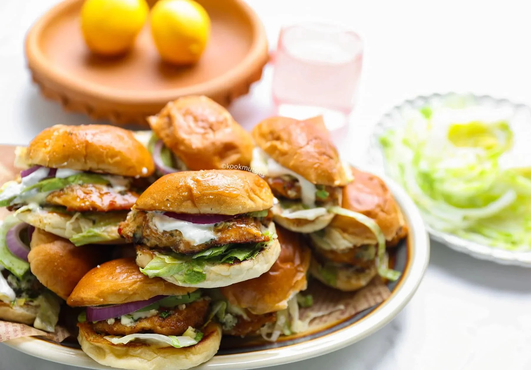 Snelle kip parmesan sandwiches met gesmolten kaas en kruidige kipfilet.