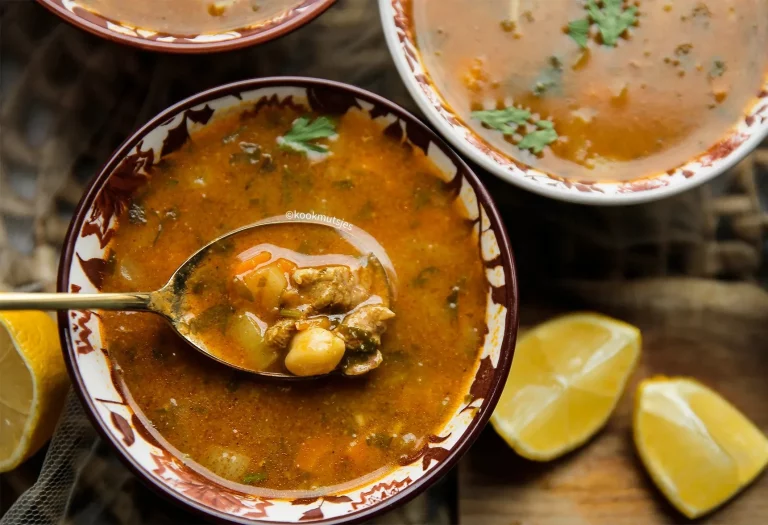 Heerlijke soep met vlees en groenten, geserveerd in een kom.