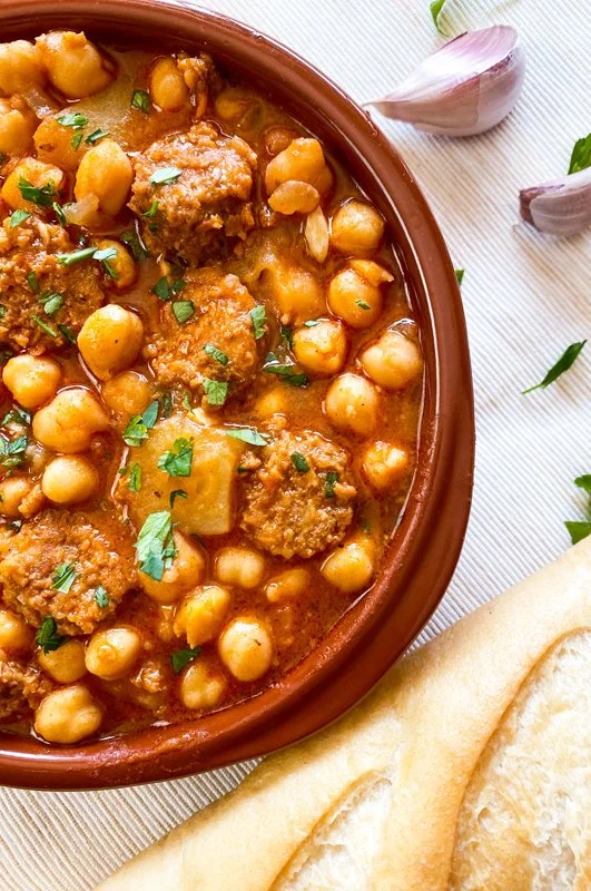 Spaanse kikkererwten en chorizo stoofpot met groenten en kruiden