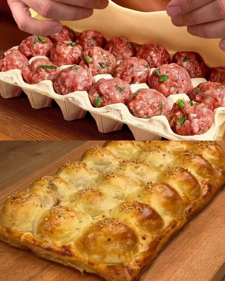 Vleespasteitjes met kaas vers uit de oven, goudbruin en smakelijk.