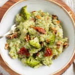Gezonde Broccoli Stamppot met aardappelen en specerijen.