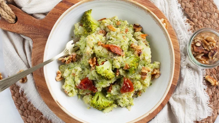 Gezonde Broccoli Stamppot met aardappelen en specerijen.
