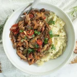 Heerlijke champignonstoofpot met verse ingrediënten in een pannetje