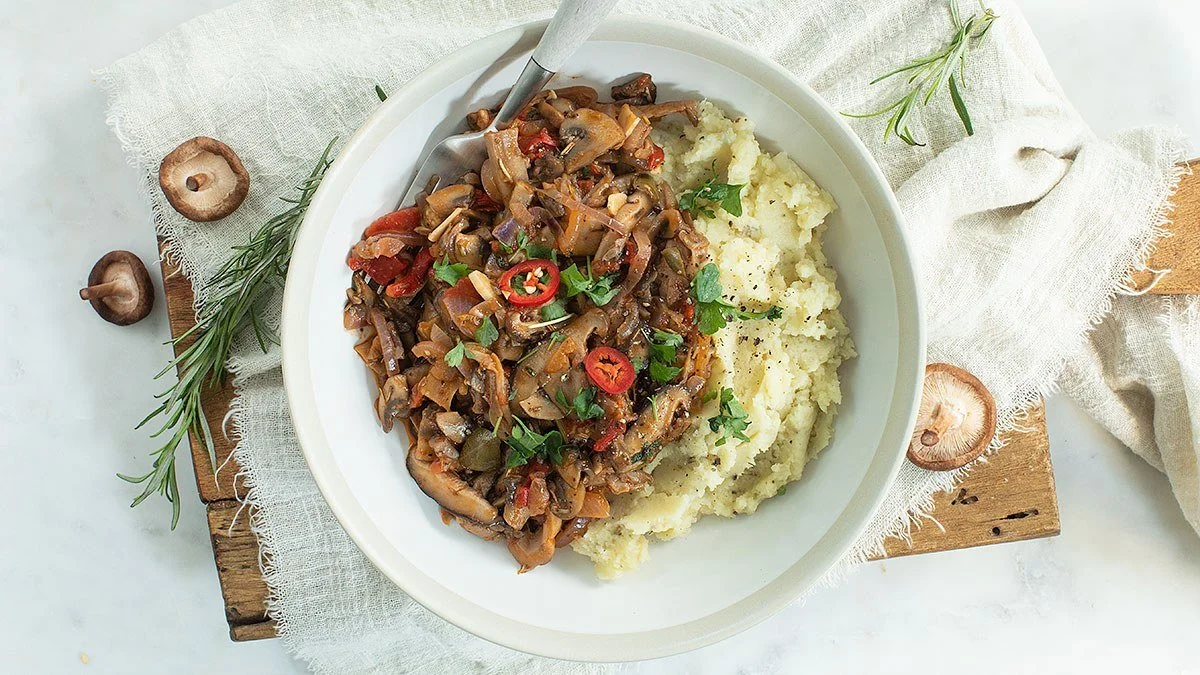 Heerlijke champignonstoofpot met verse ingrediënten in een pannetje