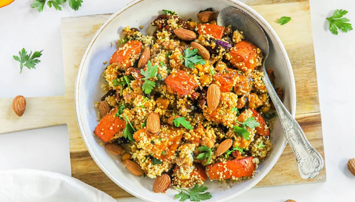 Couscous met geroosterde pompoen als gezonde maaltijdoptie.