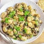 Gnocchi met champignons in romige saus op een bord