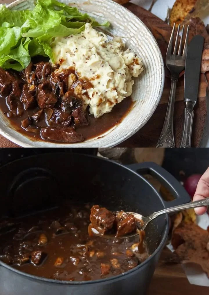 Heerlijke herfst stoofschotel met champignons en bockbier in een pan