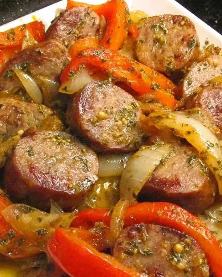 Italiaanse worst met paprika en uien in een pan