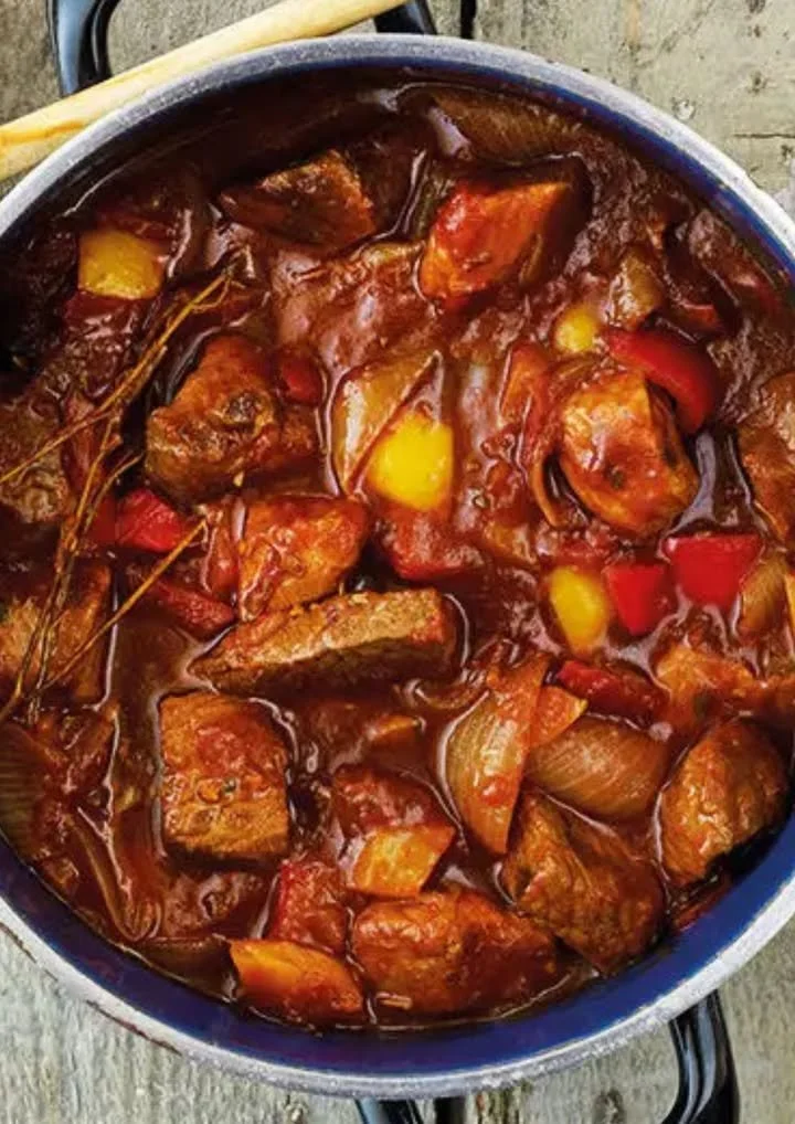 Klassieke Hongaarse goulash met pasta, een heerlijke maaltijd met rijke smaken.