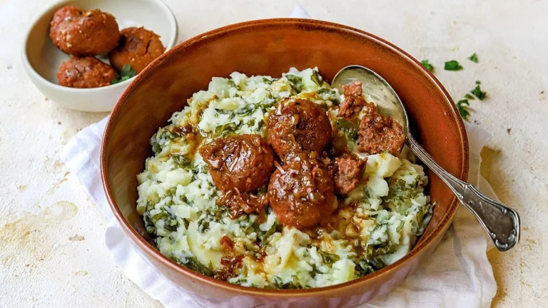 Heerlijke pastinaasmash geserveerd met gehaktballen