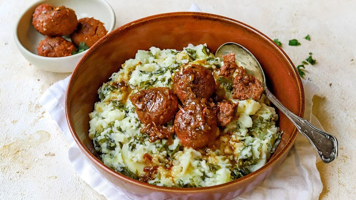 Heerlijke pastinaasmash geserveerd met gehaktballen
