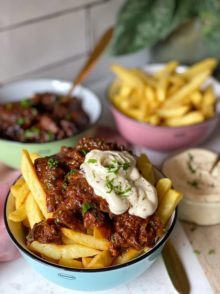 Heerlijke patatje stoofvlees geserveerd met een rijke saus