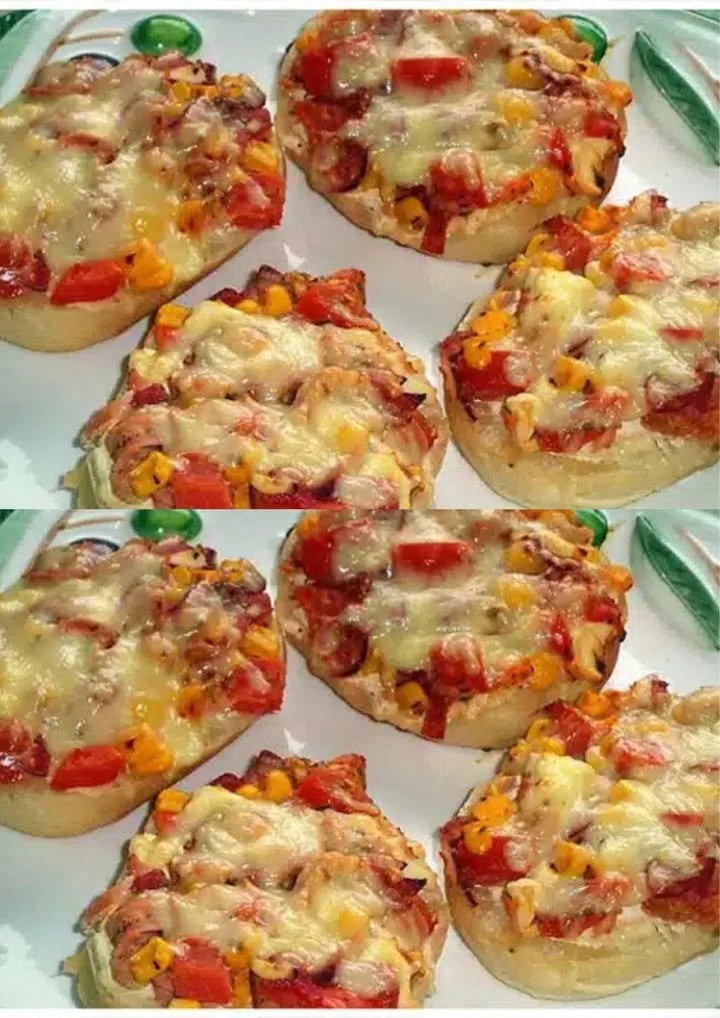 Heerlijk pizzabroodje met ham, perfect als snack of voorgerecht.