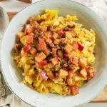 Puntkoolpuree met walnoten op een bord, perfect voor een gezonde maaltijd.