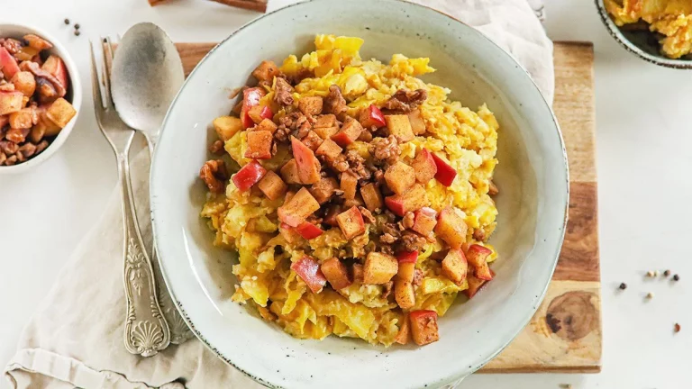 Puntkoolpuree met walnoten op een bord, perfect voor een gezonde maaltijd.