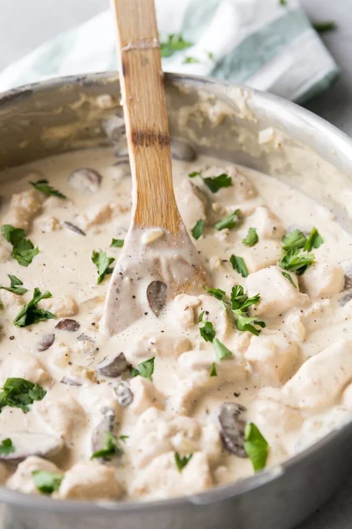 Romige kip stroganoff geserveerd met pasta en groenten