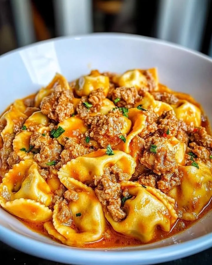 Romige tortellinipan met pittig gehakt en verse ingrediënten