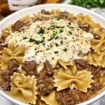 Runder farfalle pasta met knoflookroom en Parmezaanse kaas op een bord