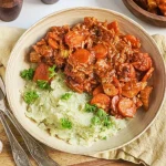 Veganistische jackfruitstoofpot met groenten en specerijen op een bord