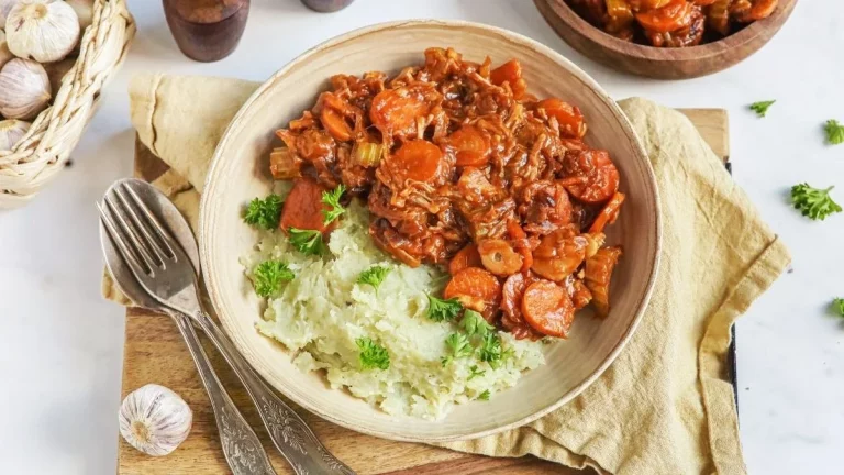 Veganistische jackfruitstoofpot met groenten en specerijen op een bord
