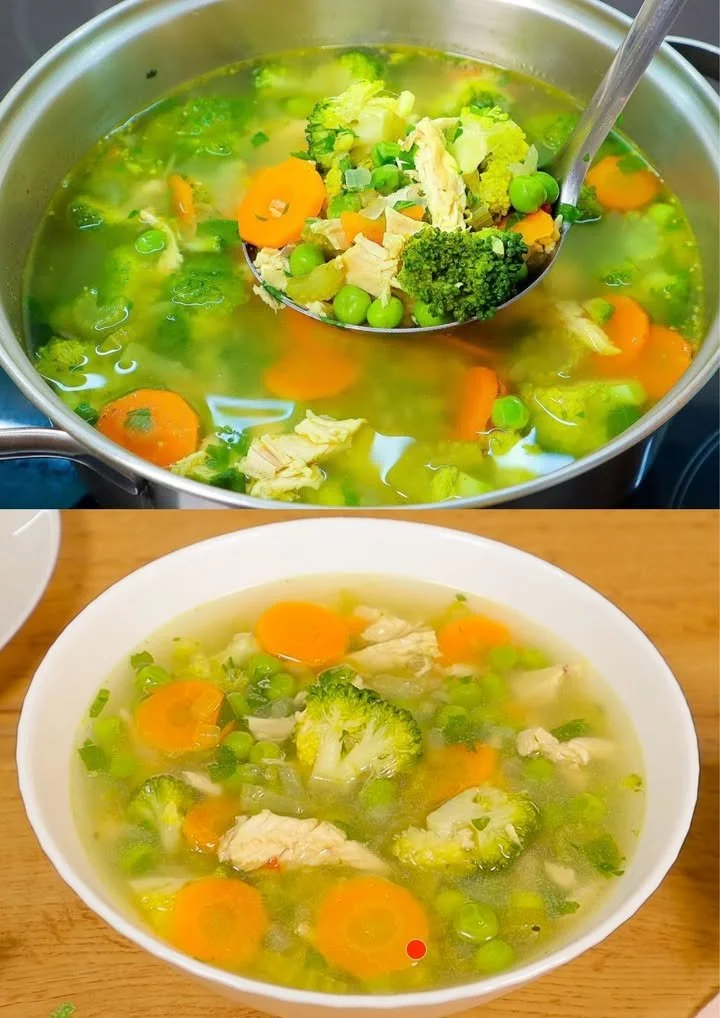 Een kom voedzame soep vol verse groenten en ingrediënten.