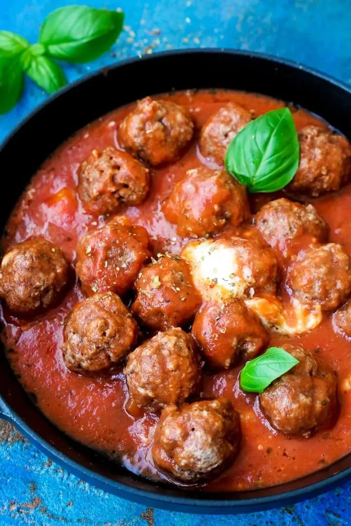 Italiaanse gehaktballen in rijke tomatensaus geserveerd met pasta
