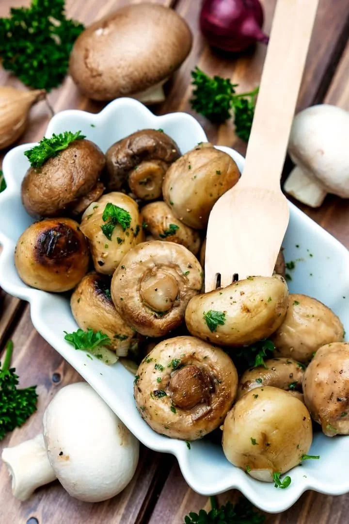 Kerstmarkt Champignons geserveerd met romige knoflooksaus