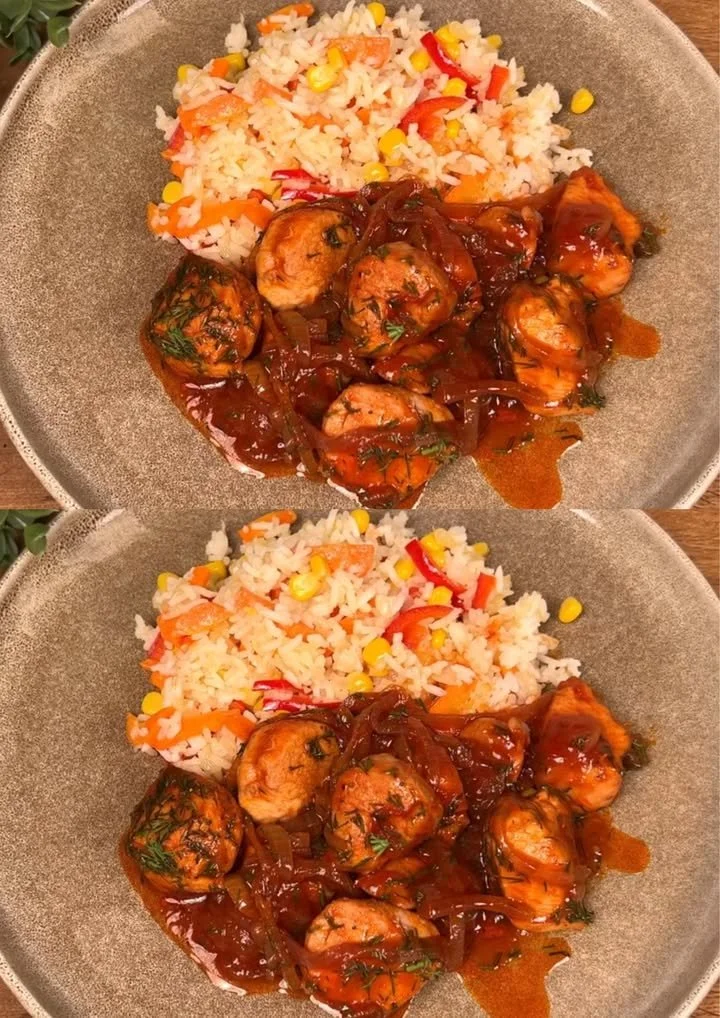 Kipfilet met rijst op een bord geserveerd, perfect voor een smakelijke maaltijd.
