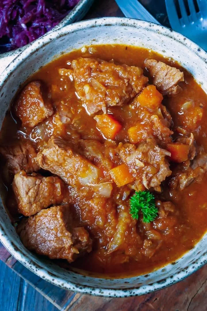 Klassieke rundergoulash met mals rundvlees en groenten in een rijke saus.
