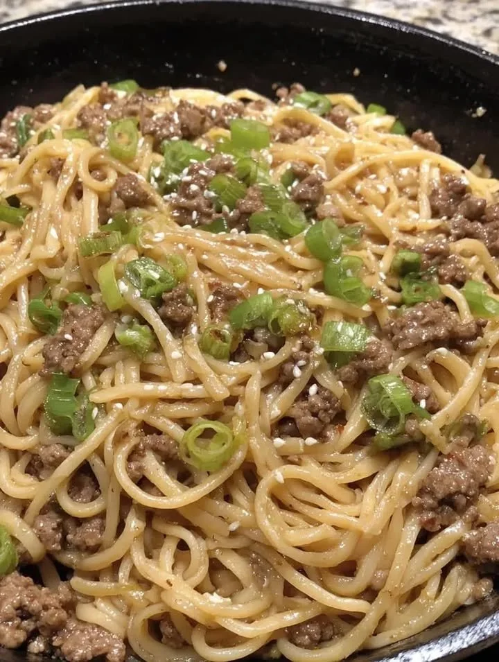 Heerlijke Mongoolse rundvleesnoedels met knoflook in een bord.