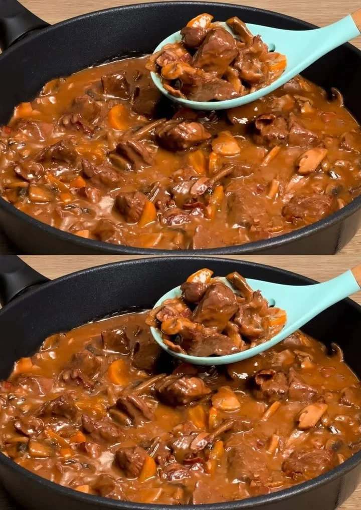Heerlijk gerecht van rundvlees met champignons en spek in een pan.