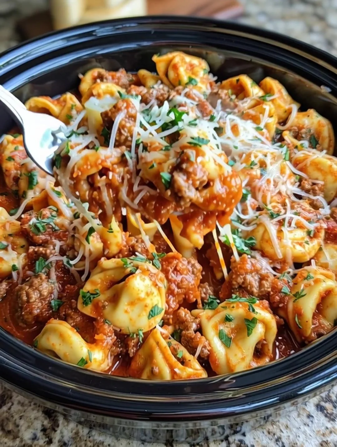 Slowcooker kaas-tortellini met worst in een kom