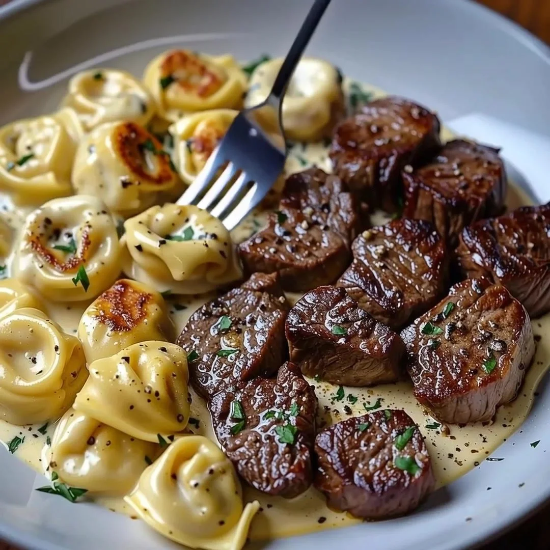 Steak met tortellini en knoblauchboter, een smakelijk diner gerecht