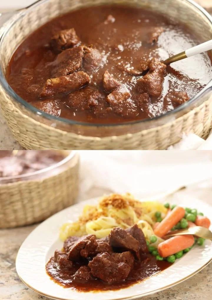 Heerlijke Weense rundvleesgoulash in een kom, geserveerd met brood.