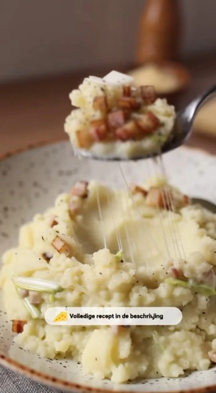 Witlofstamppot met spek en kaas, een smakelijk Nederlands gerecht.