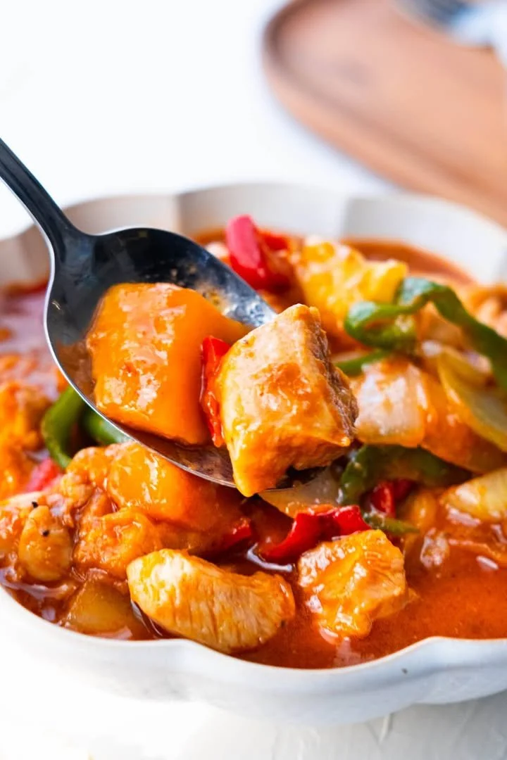 Zoet-pittige mango kip gerecht met kleurrijke ingrediënten en kruiden