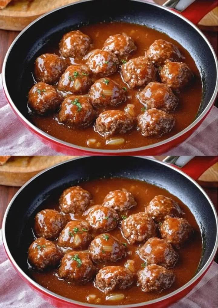 Heerlijke gehaktballen in jus, geserveerd met aardappelpuree en groente.