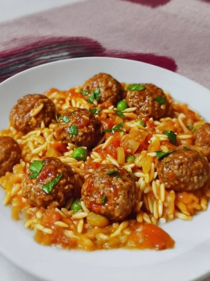Heerlijke vleesballetjes.serving met orzo op een bord