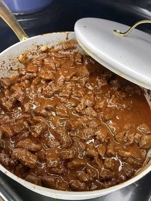 Heerlijke Indiase Rundvlees Curry met specerijen en rijst.