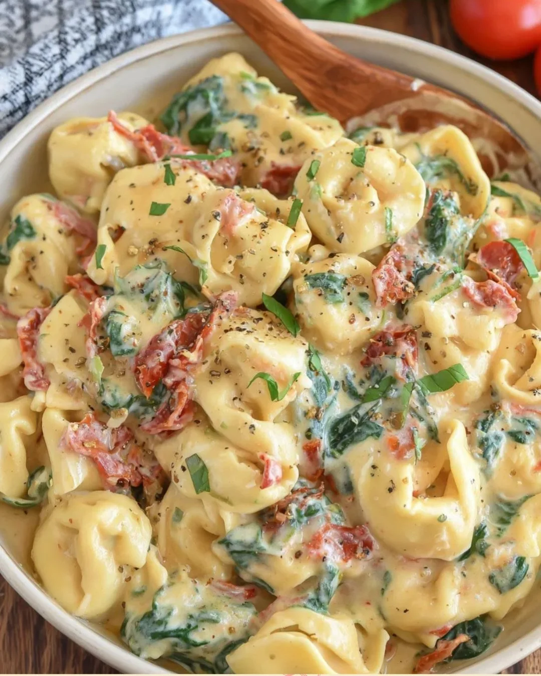Kaas Tortellini met romige zongedroogde tomatensaus op een bord