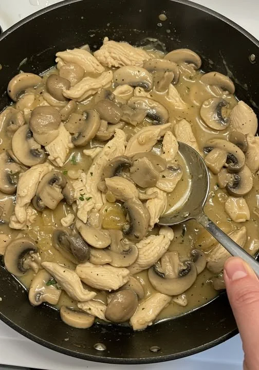 Kip en Champignon Stroganoff gerecht met romige saus en champignons