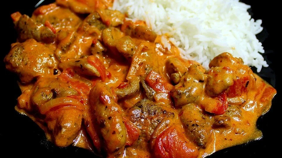 Kip Gyros met Metaxa Saus op een bord, geserveerd met groenten