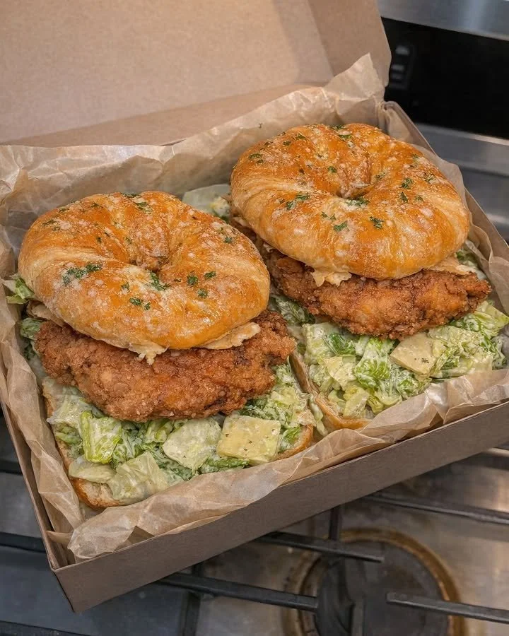 Knapperige Kippenbagel sandwiches met verse ingrediënten en smaakvolle toppings.