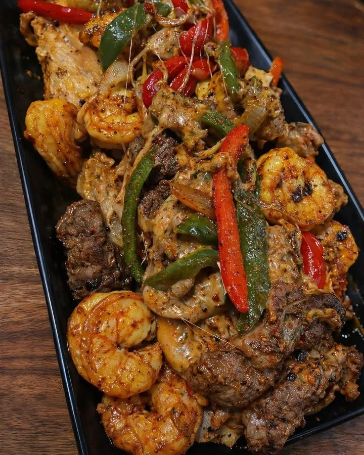 Kruidige Surf en Turf met zeevruchten en vlees gerecht